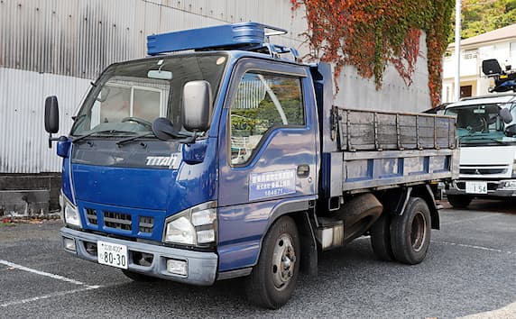 2トンダンプ車
