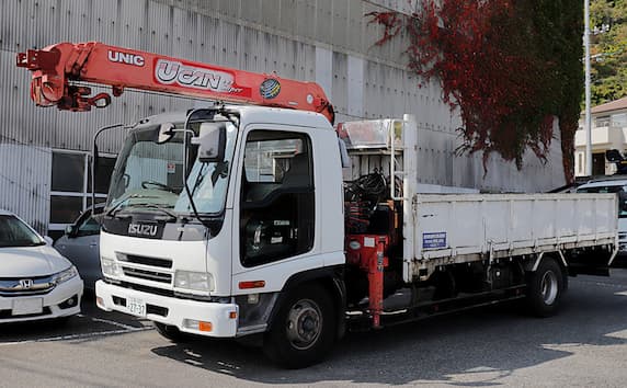 2.8トン吊りクレーン付きトラック（中型）